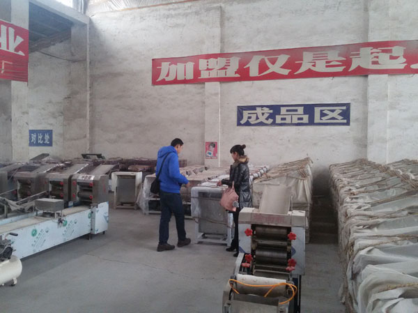 康先生參觀一品鮮燴面機車間