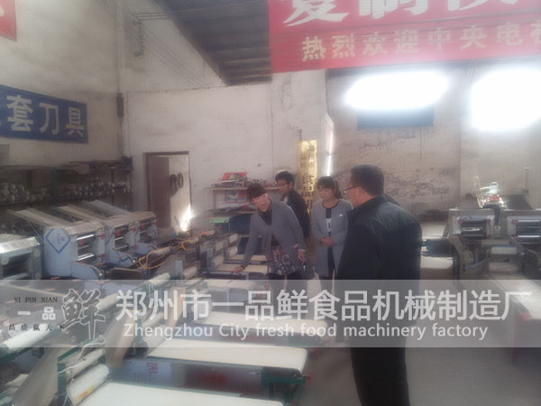 給客戶介紹不同型號的燴面機的各自特點和價格